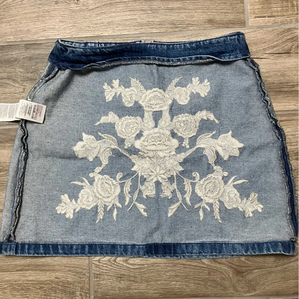 TOPSHOP MOTO | Floral Embroidered Denim Distressed Jean Skirt - Picture 5 of 7